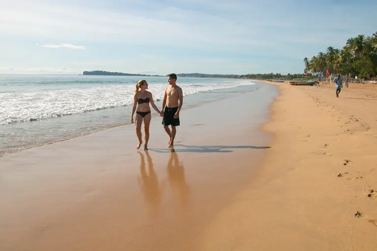 Unsere Reise durch Sri Lanka war wunderschön. Hier sind wir am Strand in Trincomalee.