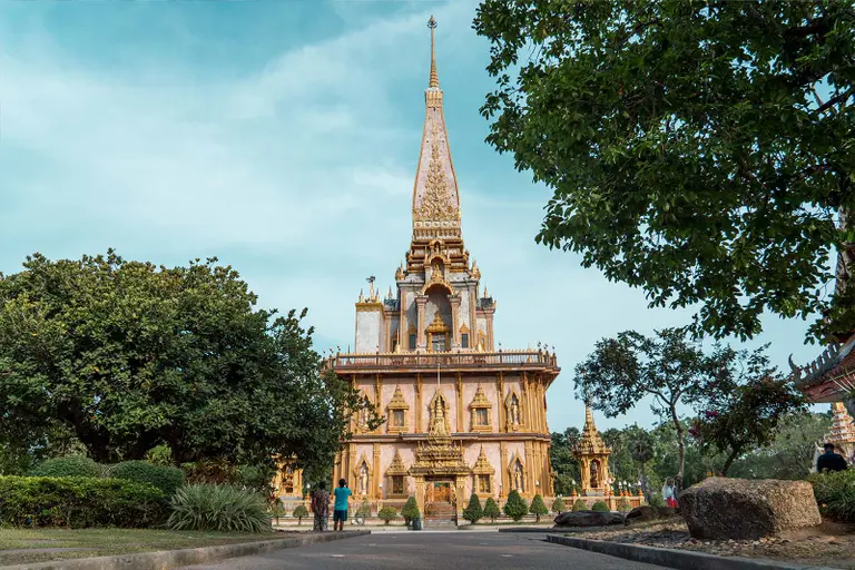 Die buddhistische Kultur des Landes ist farbenfroh, exotisch und imposant. Am Foto ist der Wat Chalong in Phuket.