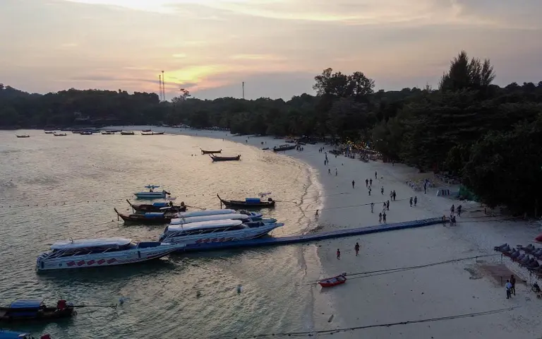 Gerade am Abend gefällt uns der Pattaya Beach sehr gut. Oft gibt es auch eine Feuershow, die ihr nicht verpassen solltet.
