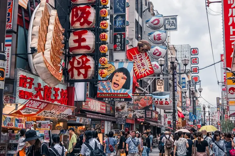 Die Reklame im Dotonbori-Distrikt in Tokyo