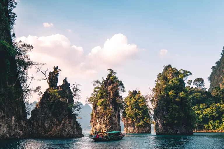 Der Khao Sok-Nationalpark ist berühmt für seine Felsformationen im Wasser.