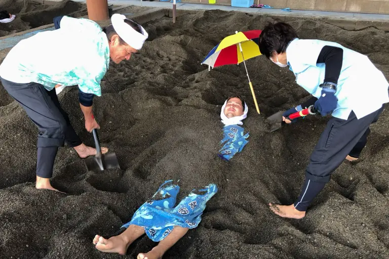 In Ibusuki gibt es die einzige Sandsauna der Welt.
