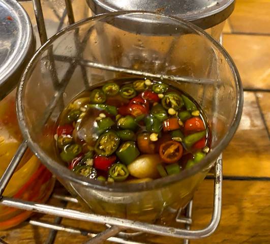 Patrick gibt immer so viel von Prik Nam Pla auf das Essen, dass selbst die Einheimischen große Augen machen